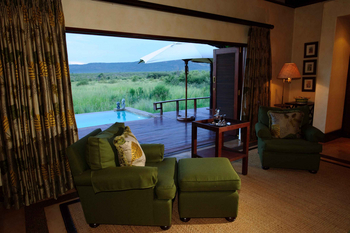 Mateya Safari Lodge: Gemütliche Lounge mit Botanikvorhängen und Glasdekantern