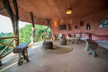 Mihingo Lodge: Lounge in gedecktem Rosa