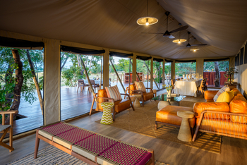 Muddy Teak Camp: Lounge und Speisebereich