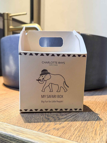 Sabi Sabi Bush Lodge: Safari Box auf Holzoberfläche
