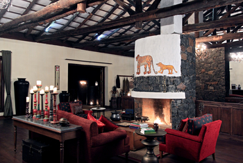 Samode Safari Lodge Samode Safari Lodge: Lounge mit Kaminfeuer