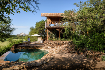 Singita Faru Faru Lodge: Außenansicht mit Pool
