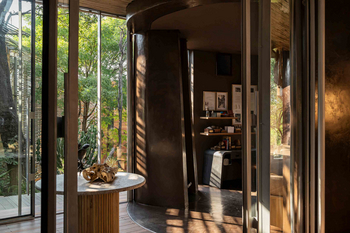 Singita Lebombo Lodge: Leselounge mit rundem Steintisch und Skulptur