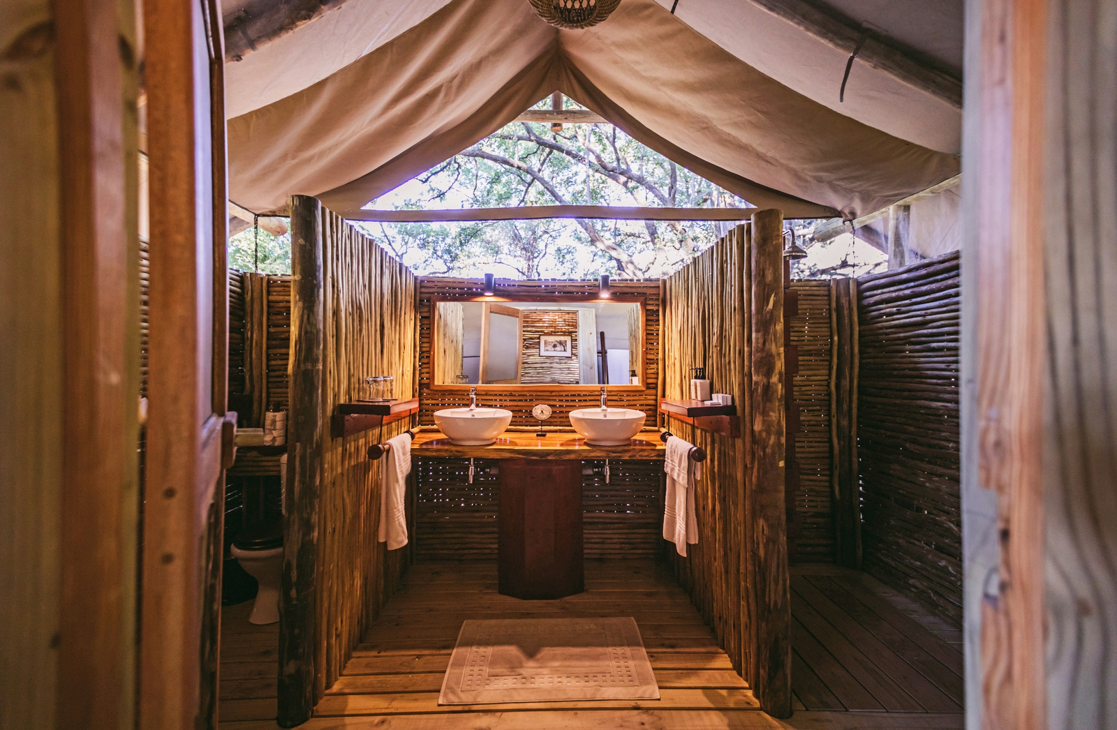 Camp Xakanaxa Camp Xakanaxa: Badezimmer mit zwei Waschbecken