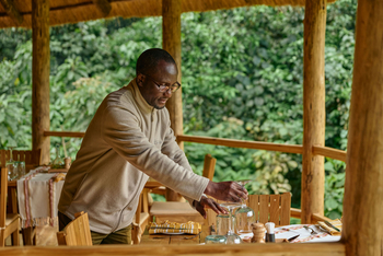 Koroi Forest Camp: Mitarbeiter deckt den Tisch