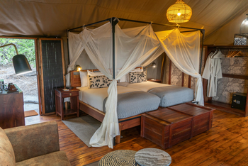 Linyanti Ebony Linyanti Ebony: Doppelbett und Truhe