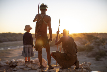Meno A Kwena Camp Meno A Kwena Camp: Kinder mit Buschmännern