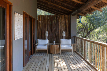 Notten's Bush Camp: Lounge-Veranda mit Sesseln und filigranen Stehlampen