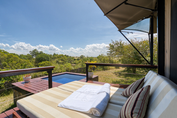 Olare Mara Kempinski: Sonnenliegen vor Plunge Pool