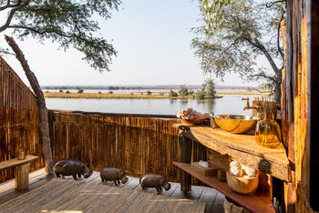 Old Mondoro Camp: Blick aus dem zentralen Bad