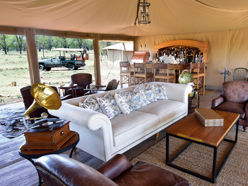 One Nature Nyaruswiga: Lounge mit Grammophon