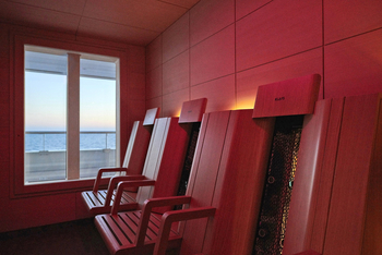 Scenic Eclipse II: KLAFS-Wellnesslounge mit Meerblick im Rotlicht