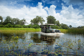 Selinda Camp: Fahrt durch tiefes Wasser