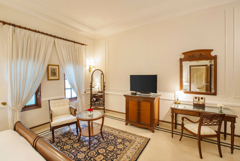 The Imperial: Schreibtisch