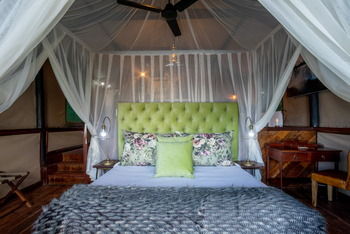 Tintswalo at Siankaba: Lumangwe Falls Suite