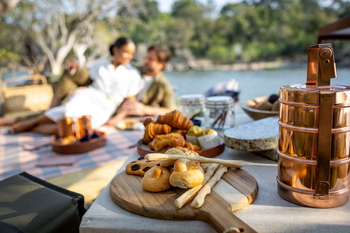 Anantara Tented Camp Kafue River: Buschfrühstück mit Gebäck am Flussufer