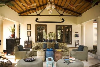 Baghvan Jungle Lodge: Halboffene Lounge