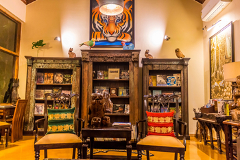 Bamboo Forest Safari Lodge: Referenzbibliothek