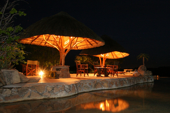 Camp Amalinda: Nacht am Swimming Pool