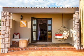 Kalahari Anib Lodge: Außenbereich der Zimmer
