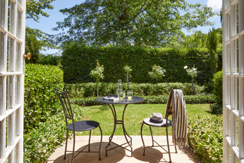 La Clé Lodge: Courtyard Room - Private Terrasse
