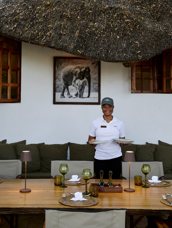 Laba Mama Simba: Mitarbeiterin deckt den Esstisch