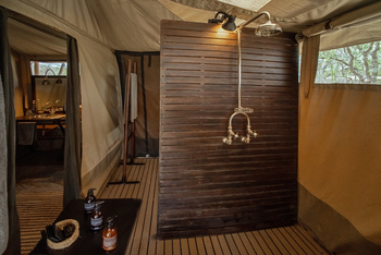 Legendary Songa Migrational Camp: Dusche im Gästezelt