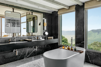 Ngorongoro Lodge Melia Collection: Ngorongoro Suite Bad mit Kraterblick
