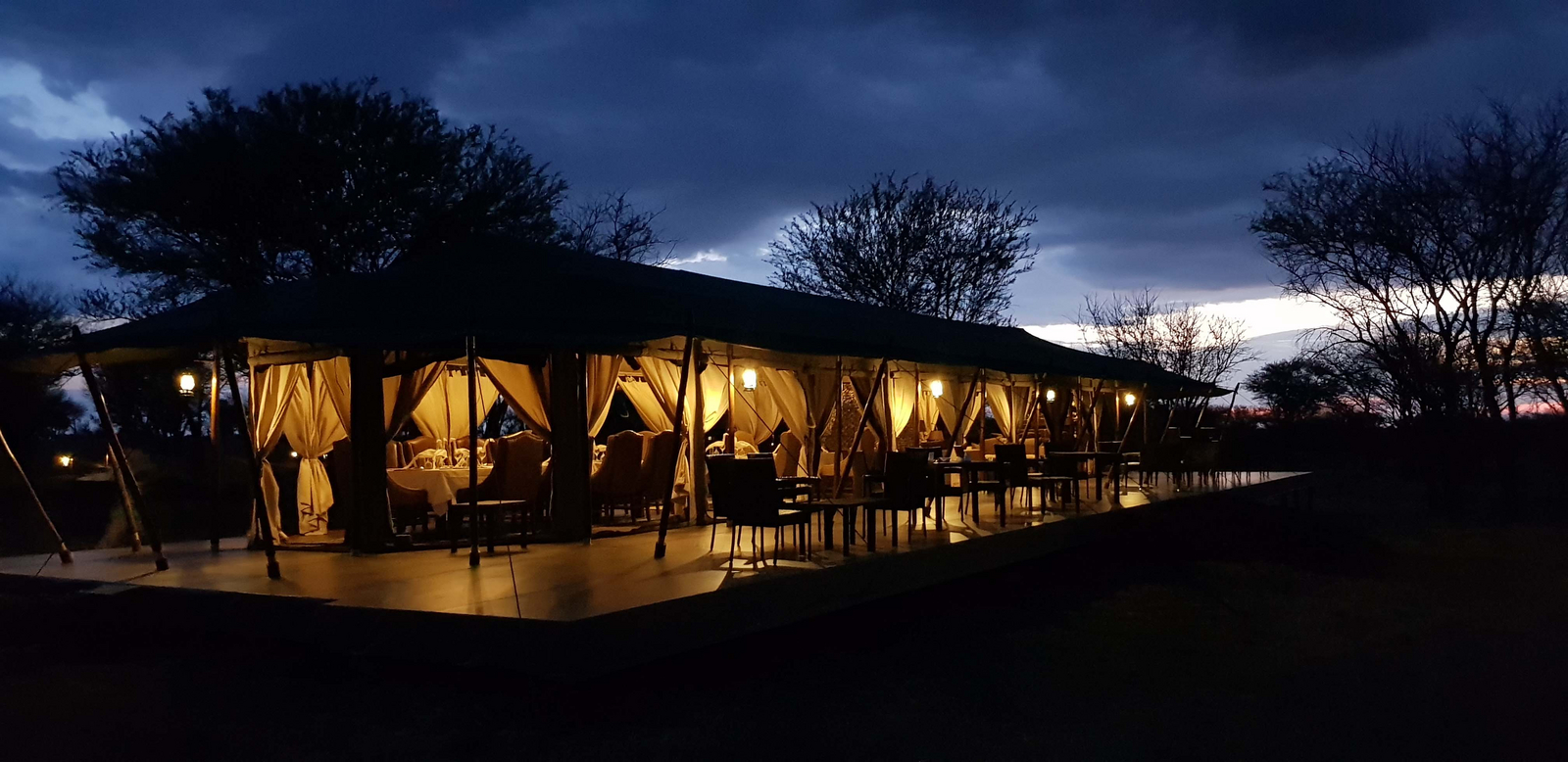 Ole Serai Camp Kogatende Ole Serai Camp Kogatende: Essbereich von außen am Abend