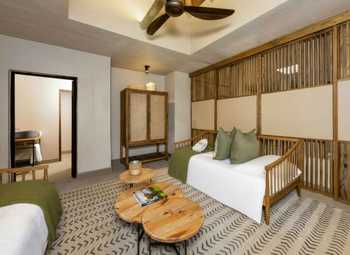 Sabi Sabi Bush Lodge: Rustikales Schlafzimmer mit Holz-Couchtischen