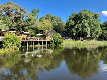 Shametu River Lodge: Fluss-Deck