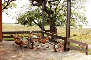 Shoebill Island Camp Shoebill Island Camp: Sitzgruppe auf der Terrasse