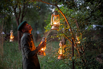 Sujan Sher Bagh: Laternen im Garten