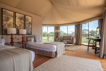 The River Camp: Twin-Betten mit Palmenbildern und roten Lampen