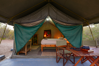 Tuskers Bush Camp: Geöffnetes Zelt