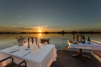 Xugana Island Lodge: Gedeckter Tisch auf schwimmendem Deck