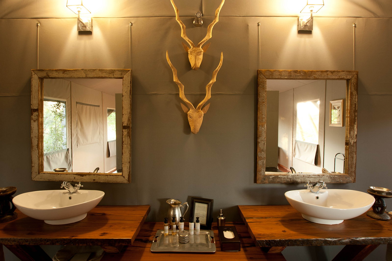 Chitabe Lediba Chitabe Lediba: Waschbecken mit rustikaler Dekoration