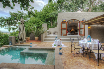 Chobe Game Lodge: Suite - Dinner auf der Terrasse