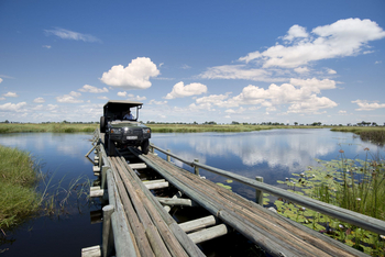 Duba Explorers Camp: Geländefahrzeug auf der Brücke zum Camp