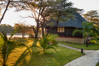 Hakusembe River Lodge: Weg zum Chalet