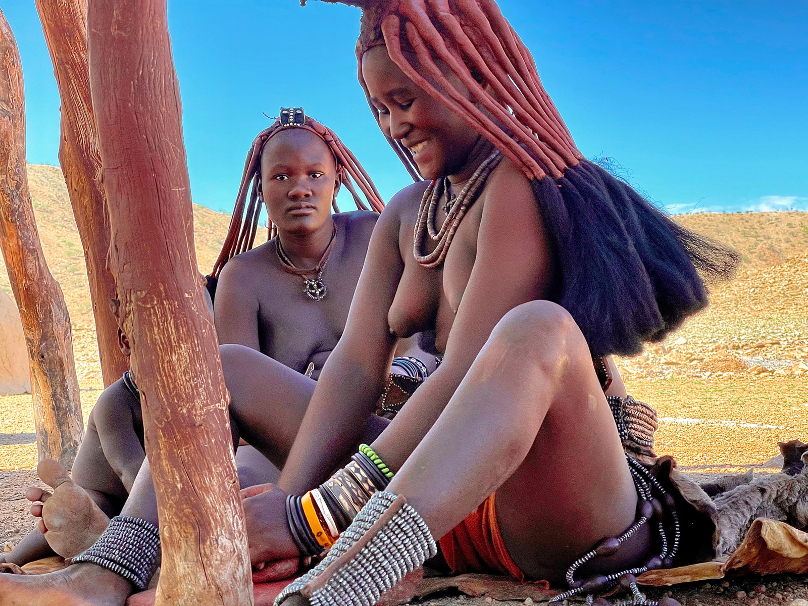 Hoanib Valley Camp Hoanib Valley Camp: Junge Himba-Frauen vor einer Hütte