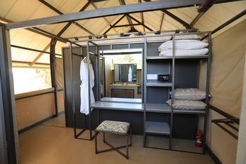 Kavinga Safari Camp: Ankleide mit Regal