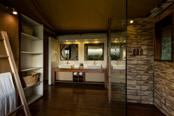 Lemala Kuria Hills Lodge: Doppelwaschtisch