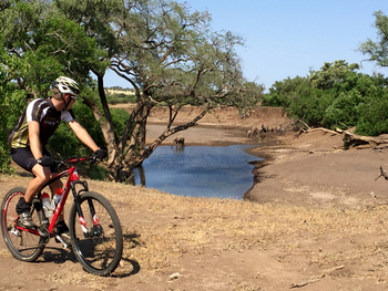 Mashatu Game Reserve: Cycling - Wasserloch