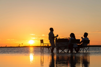 Camp Kalahari Camp Kalahari: Sundowner in einer gefluteten Pfanne