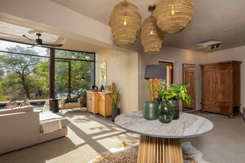 Sabi Sabi Bush Lodge: Eleganter Loungebereich mit hängenden Lampen