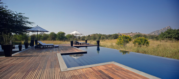 Sujan Jawai: Pool mit Holzdeck