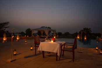 Sujan The Serai: Abendessen am Gemeinschaftspool