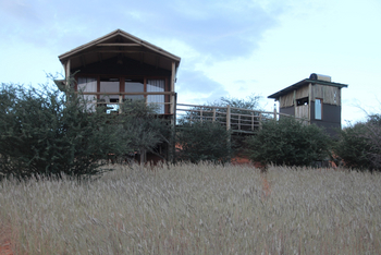 Teufelskrallen Lodge: Zelthaus und Bad