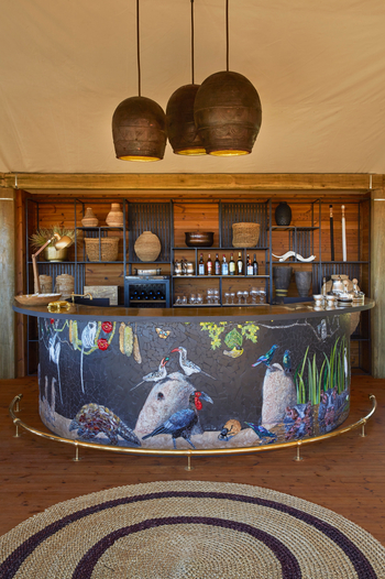 Tuludi Camp: Mosaik aus Glassteinen an der Bar